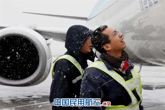 不辞冰雪为高飞：国航天津机务人春运写真