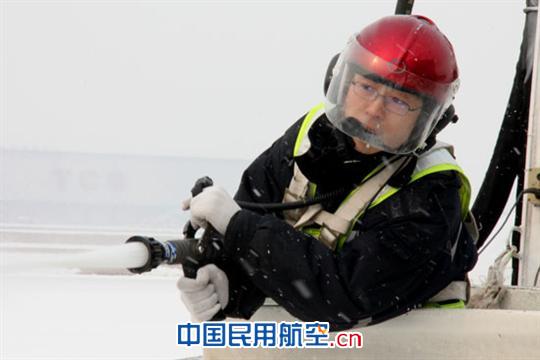 不辞冰雪为高飞：国航天津机务人春运写真