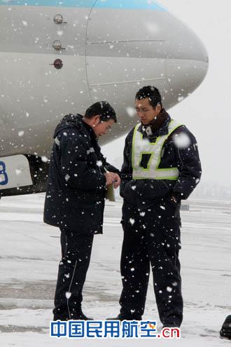 不辞冰雪为高飞：国航天津机务人春运写真
