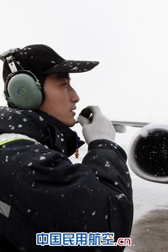 不辞冰雪为高飞：国航天津机务人春运写真
