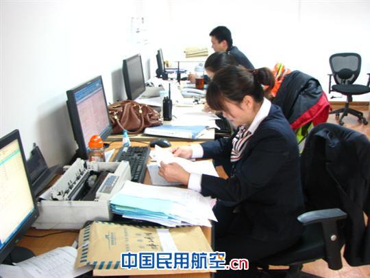 新疆机场集团地服部配载室积极应对大雾天气