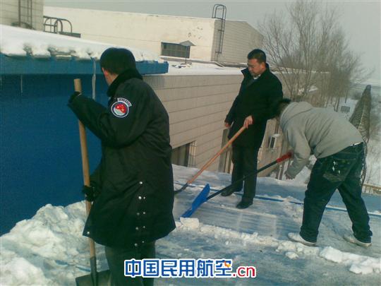 乌机场安检总站团委积极开展学习雷锋月活动