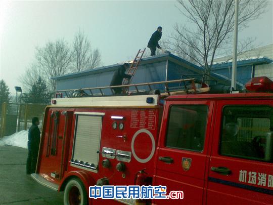 乌机场安检总站团委积极开展学习雷锋月活动