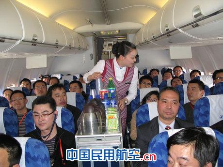 雪莲示范乘务组优质服务赢得援疆干部好评