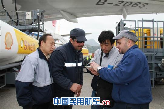 Ameco机务人员在外站与当地工作人员讨论工作细节 Ameco撤侨机务保障给力 航班正常率达100%