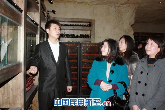 南航新疆货运举办庆“三八”红酒品鉴活动
