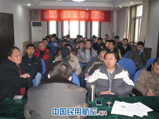 南航新疆分公司开展大风雷雨条件下飞行技术研讨