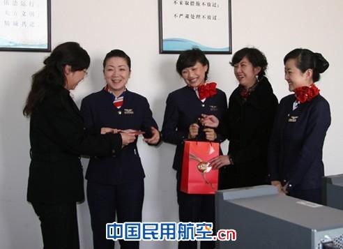 欢声笑语 共庆节日