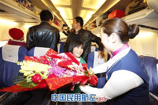 6名新疆先天性心脏病患儿术后搭乘南航班机返乌