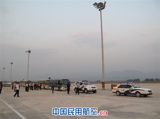 德宏芒市机场全力保障抗震救灾运输工作