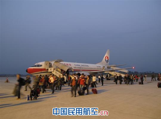 德宏芒市机场全力保障抗震救灾运输工作