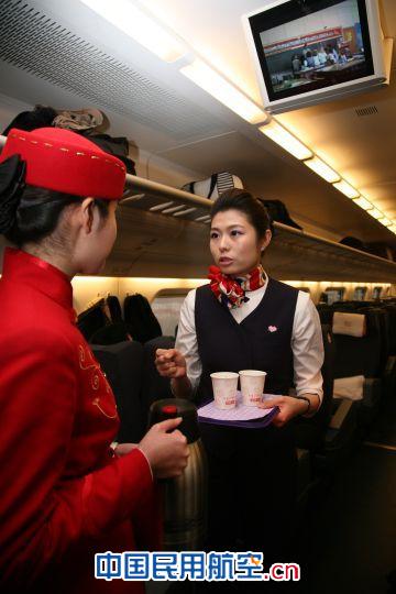 东航“凌燕”与高铁乘务员空地交流提升服务质量