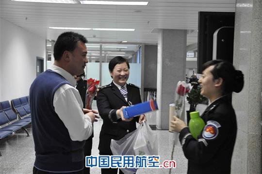 乌机场安检总站领导“三八”节慰问一线女职工