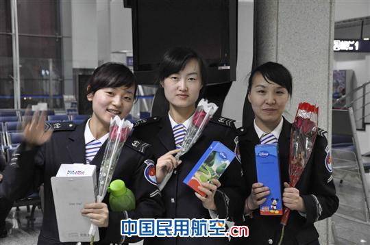 乌机场安检总站领导“三八”节慰问一线女职工