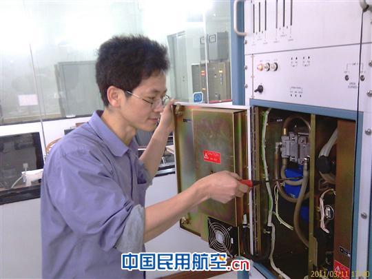 郑斌在工作中 海南空管云龙雷达站季度维护