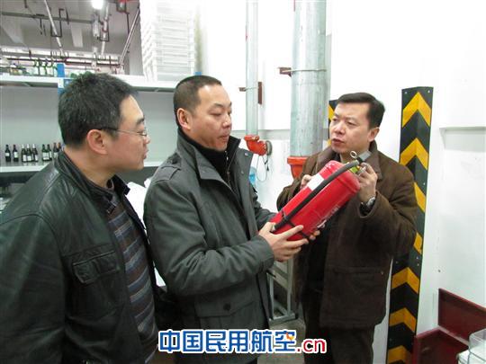 南航新疆客舱开展消防检查 扎实推进换季工作
