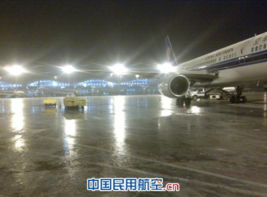乌鲁木齐机场的停机坪在冰雪天气之后变为一个“大冰场” 气温突变 南航新疆货运全力应对恶劣天气