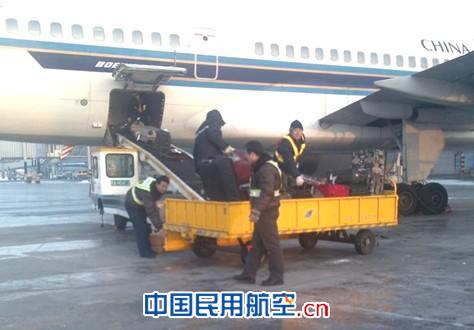货运工作人员装卸旅客行李 气温突变 南航新疆货运全力应对恶劣天气