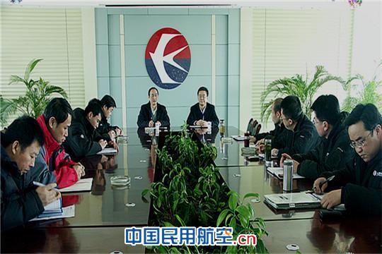 东航工程技术公司总工程师李清红在甘肃维修部进行调研 东航工程技术公司总工程师李清红在甘肃调研