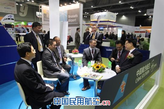 亚洲航空展 民航局副局长王昌顺参观南航展台