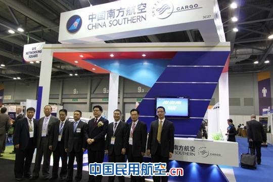 亚洲航空展 民航局副局长王昌顺参观南航展台