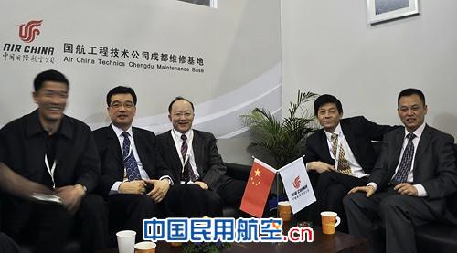 成都维修基地倪继良总经理和市场部领导在展台洽谈室与客户交谈.