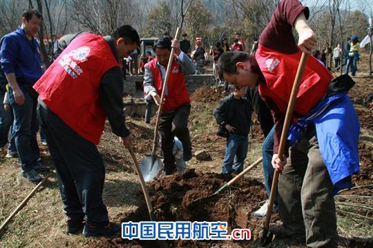 东航西北运控开展“爱在东航.我为秦岭植片林”