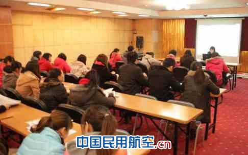 图:南航广西公司对44名代理人进行业务培训 南航广西:集中培训代理人 解惑答疑促营销