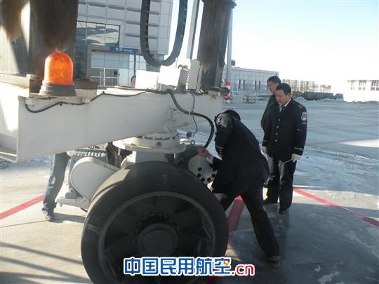 锡林机场进行登机桥手动应急操作演练