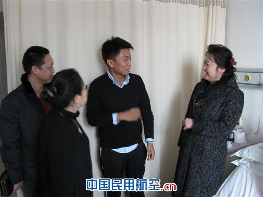 新疆飞行部工会主席探望患病员工
