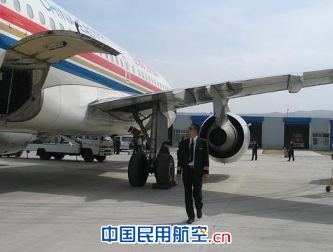 东航西北分公司飞行员在飞行前认真检查飞机 东航西北分公司飞行部多项措施保障换季工作