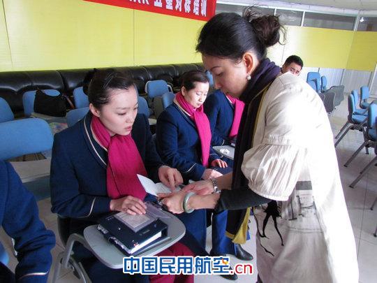 南航新疆客舱部积极行动 深入宣贯 认真对标