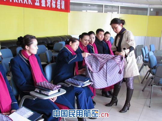 南航新疆客舱部积极行动 深入宣贯 认真对标