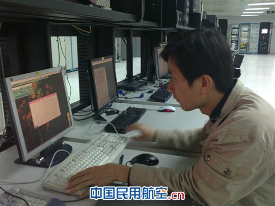 海南空管分局技术保障部青年团员自编软件排查系统漏洞。智慧的双手敲开海南空管技术保障新局面。 “创先争优”青年当先