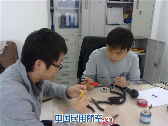 海南空管分局技术保障部青年团员在进行设备维修工作,青涩稚嫩的脸上写满了积极进取、永不服输的誓言。 “创先争优”青年当先