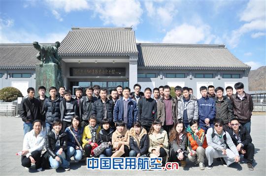 东航北京团委组织团员青年到郊外义务植树