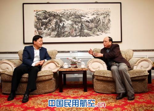 三秦都市报向东航西北分公司赠送锦旗感谢信