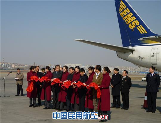 中国邮政航空公司副总经理张杰在大连周水子国际机场出席开航剪彩仪式。摄影:张明 邮航为中国邮政集团公司旗下所属公司,是国内首家专营特快邮件和货运的航空公司,采用全夜航集散模式,以南京为集散中心,上海、武汉为辅助中心,目前拥有航线29条,连接国内外21个节点城市,形成覆盖华北、华东、东北、华中、华南、西南、西北7个地区的集散式航线网络,在国内三百余个城市间打造了中国邮政EMS邮件限时递以及次日递和次晨达等知名品牌,形成了较为强大的核心竞争优势,为中国邮政航空快速网提供了安全可靠的运输保障。 中