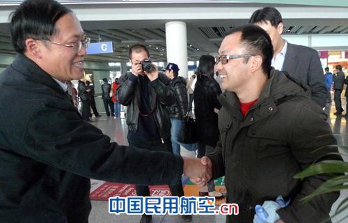 国航驻仙台机务员工回国 技术分公司领导接机