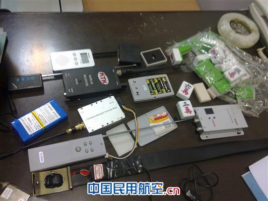 和田机场安检查获旅客携赌具乘机