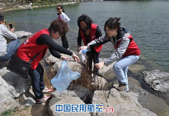 东航北京机关组织女职工赴植物园开展环保活动