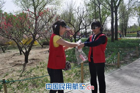 东航北京机关组织女职工赴植物园开展环保活动