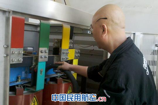 东航西安基地生产支援部检查电力设施迎世园