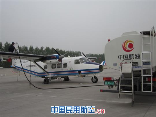 4月21日下午,随着飞龙航空机组人员与供应站工作人员热情的告别,秦皇岛抚宁县和青龙县交界处突发森林火灾扑救及河北省气象厅下达的人工降雨任务顺利完成,又一次标志着唐山供应站忠实履行了中国航油竭诚服务全球民航客户,保障国家航油供应安全的神圣使命。 4月12日中午,河北省秦皇岛市抚宁县和青龙县交界处突发森林火灾。4月16日上午9时许,供应站值班员接到机场站调通知,将有飞龙航空Y12飞机驻场,随时对火灾区进行人工增雨,需要供应站给予油料保障。灾情就是命令,供应站领导十分重视,要求全体员工以高度的政治责任感和敬