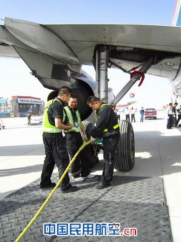 东航西北举行模拟飞机冲出跑道综合应急演练