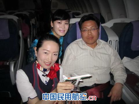 东航客舱部开展“迎五四”空中特色航班活动