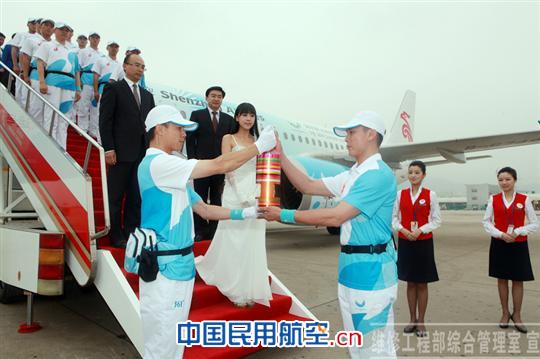 深航维修工程部设计制作的火种箱圆满完成火炬运送 深航维修工程部保障大运火种运送航班