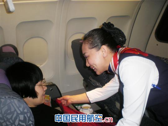 东航甘肃客舱部紧急救治机上虚脱金卡旅客