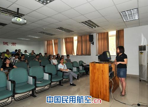 国航成都维修基地举办2011年骨干通讯员培训班