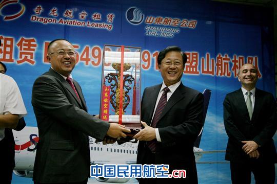 两架波音737飞机加盟山航 在济南完成客舱改装